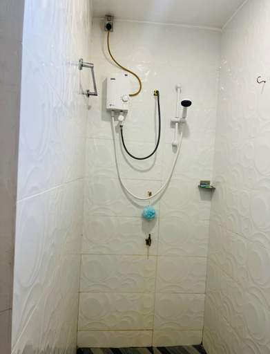 Bathroom 3, SRH APARTMENT- entire 1 bedroom unit with a kitchen & a bathroom - Walking distance to stores & supe, Ba