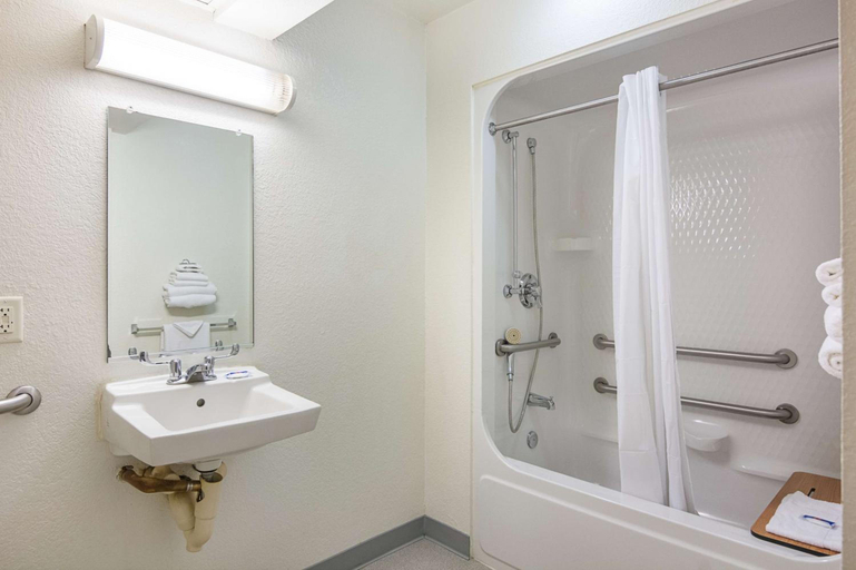 Bathroom 3, Motel 6 Fredericksburg, Stafford