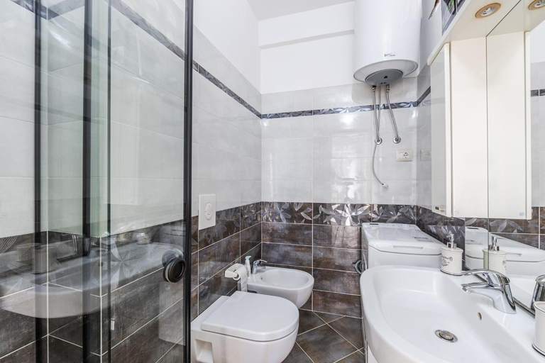 Bathroom 3, Lungomare Beachfront Apartments, Durrësit