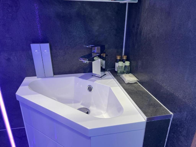 Bathroom 2, #5 TGHA Luxury One Bedroom Apartment in Athlone