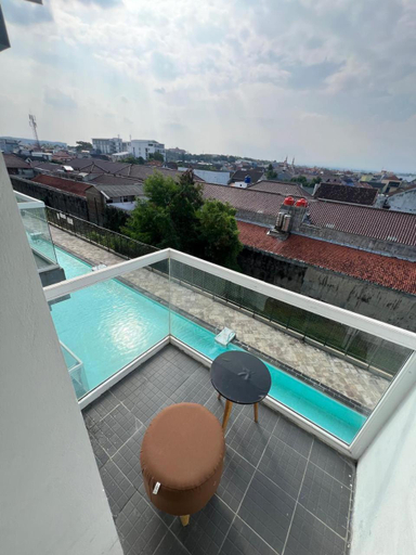 Others 2, Queens V apartement, Sleman