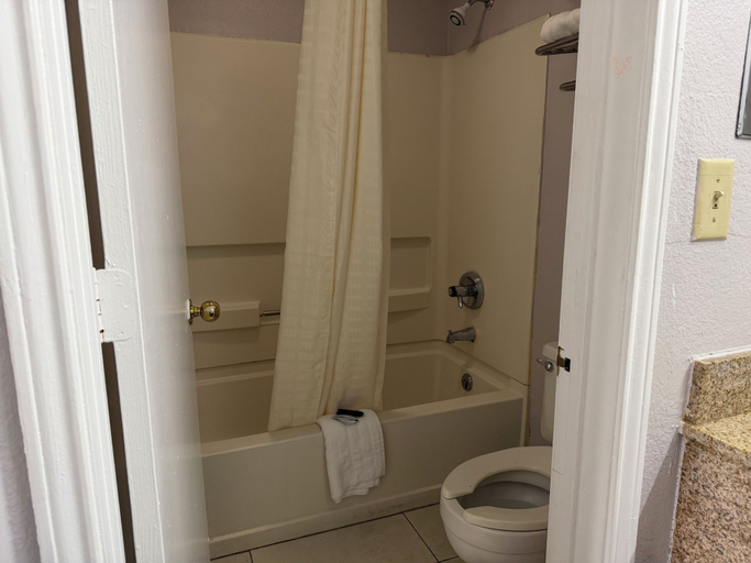 Bathroom 3, Key West Inn, Murray