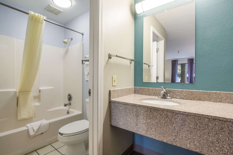 Bathroom 5, Econo Lodge Inn & Suites I-65, Bullitt