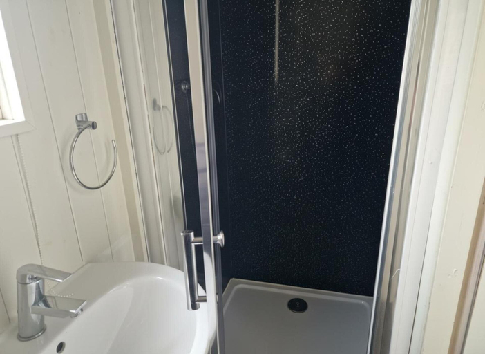 Bathroom 5, Glan yr Afon Un - Relax, Recuperate, Enjoy, Powys