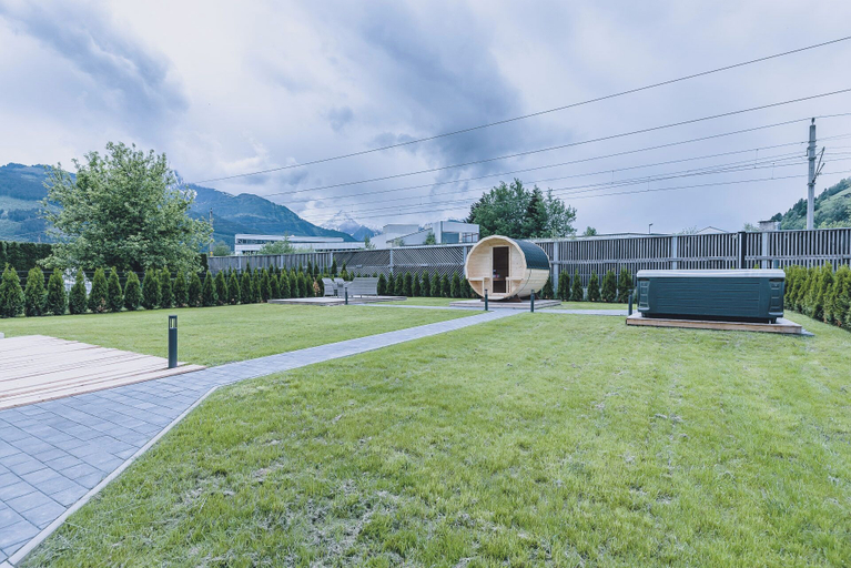 Garden view, Spa Chalet, Zell am See