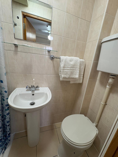 Bathroom 2, Carlton Hotel, London