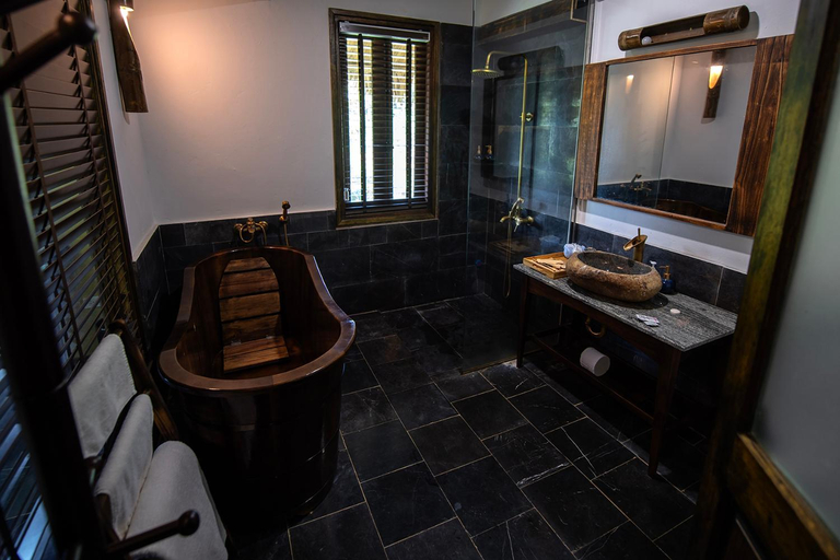 Bathroom 4, Amigo Pu Luong, Bá Thước