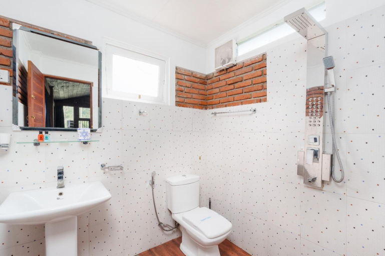 Bathroom 4, The Golf Green Bungalow, Nuwara Eliya