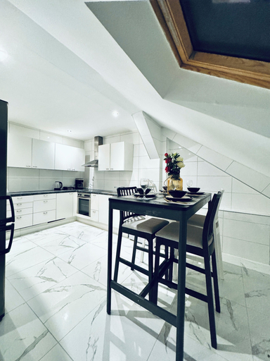 Private kitchen 3, Comfortable 5 BR Apt near Schonbrunn, Wien