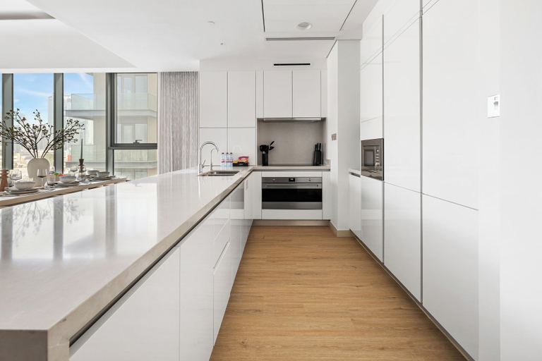 Private kitchen 5, 3BR with Burj Khalifa and Canal View, Dubai
