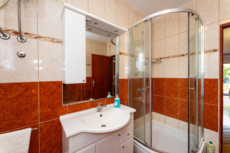 5, Drazen Charming Three Bedroom Apartment, Novalja