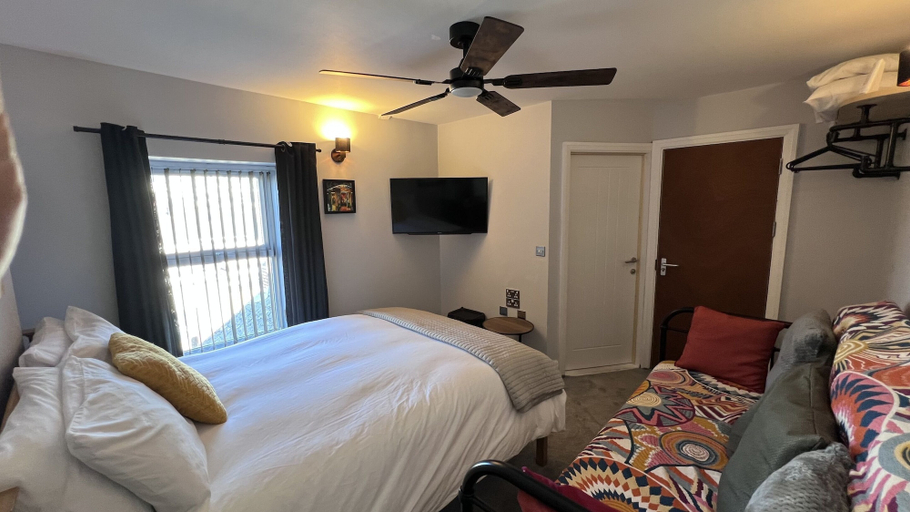 Bedroom 2, Hoopers Sandy Beach Guest Rooms, Swansea