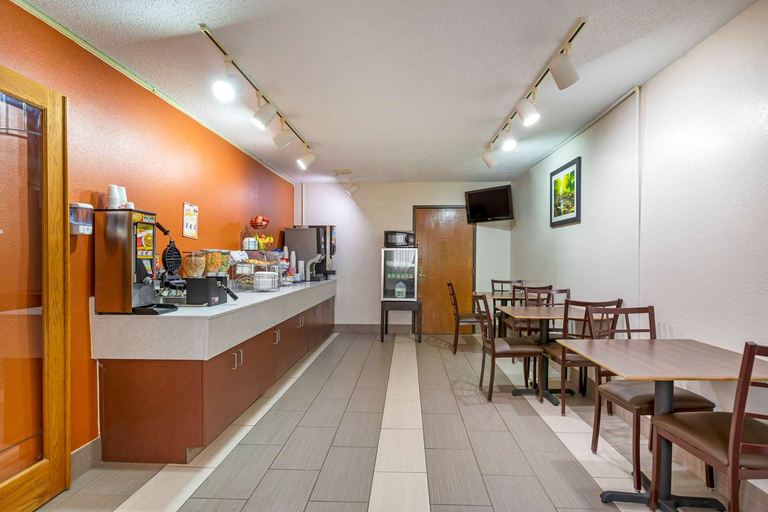 Food & Drinks 5, Rodeway Inn Coopersville, MI, Ottawa