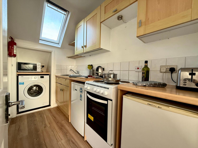 Others 4, One-Bedroom flat in Cheam Village, London