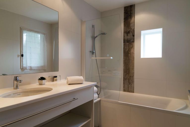 Bathroom, Val Baussenc, The Originals Relais, Bouches-du-Rhône