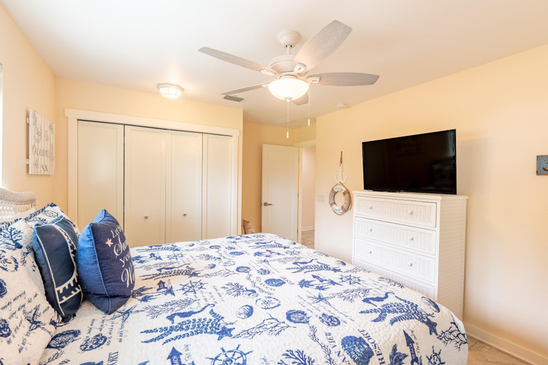 Bedroom 2, Blue Starfish, Lee
