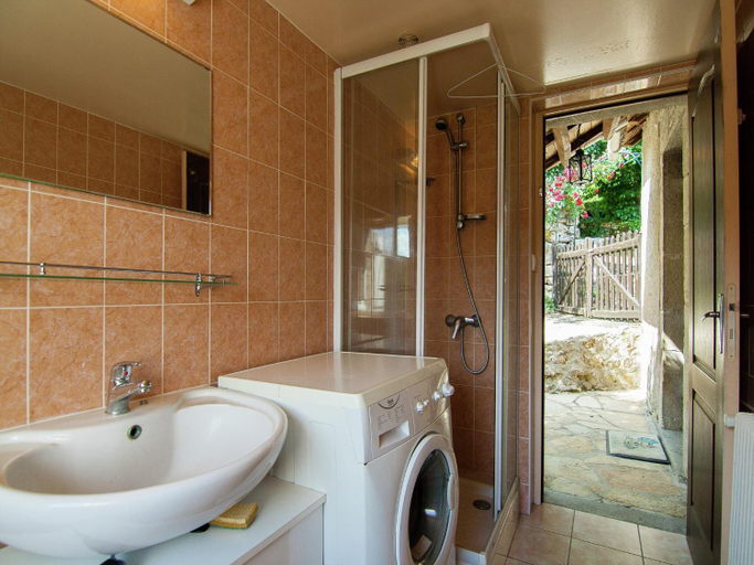 Bathroom 2, Lakeside Cottage Roziers Retreat, Corrèze