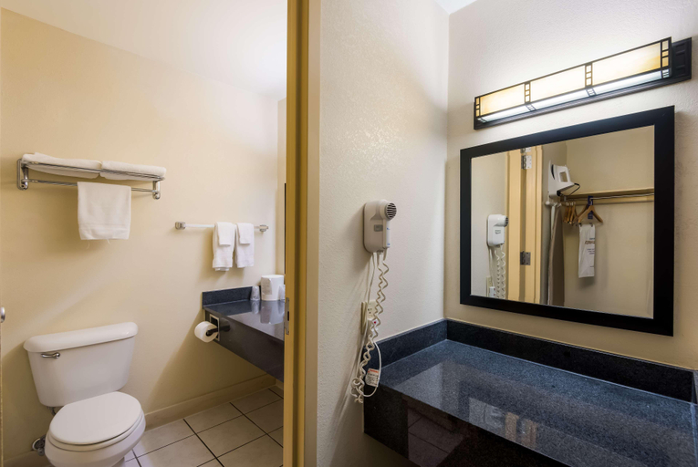 Bathroom 3, Best Western Prairie Inn & Conference Center, Knox