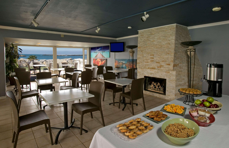Food & Drinks, Oceanside Marina Suites, San Diego