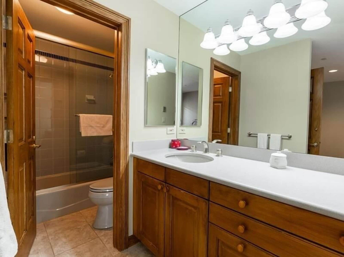 Bathroom 2, Strawberry Park, Eagle