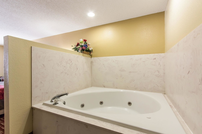 Bathroom 4, Quality Inn Andalusia, Covington