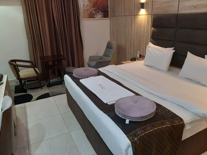 Room 2, Pinnatech Suites Awka, AwkaSout