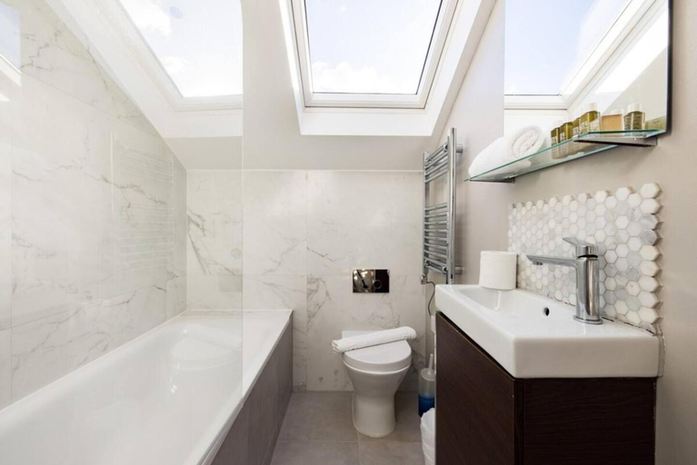 Bathroom, The Fulham House by HoK Living, London