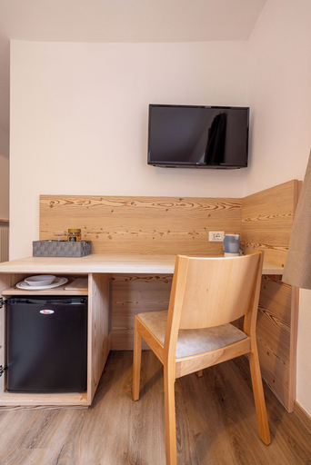 Room 2, SAN PIETRO Dolomiti Small Budget Hotel, Bolzano