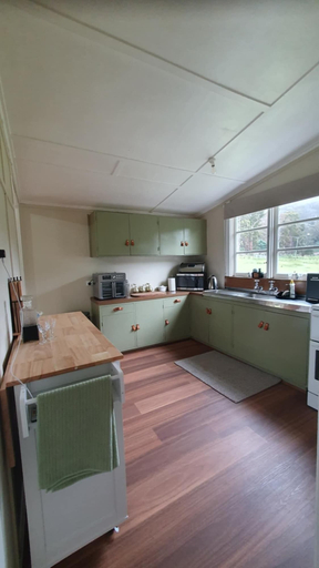 Private kitchen 3, Hamlet Downs Country Accom, Central Highlands