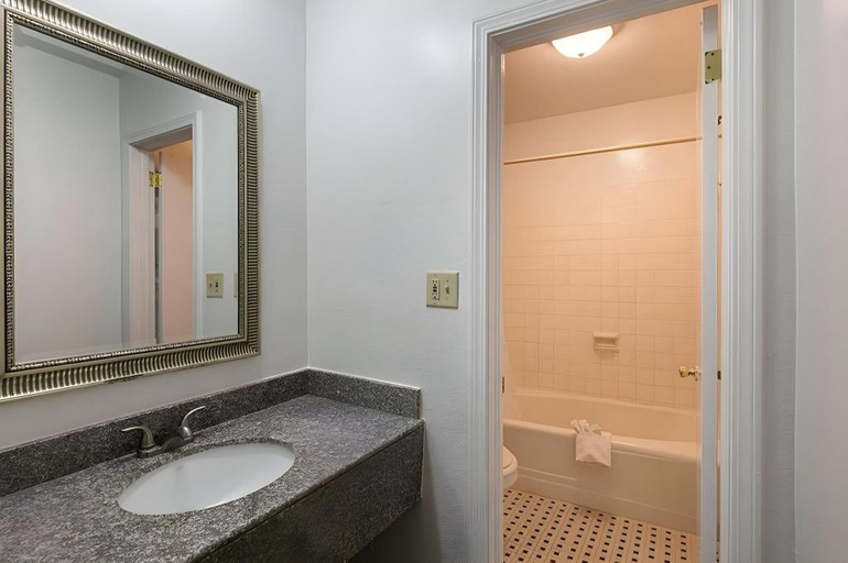 Bathroom, Rodeway Inn & Suites Enterprise, Coffee