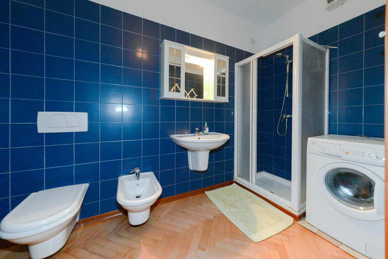 Bathroom 2, Antares Apartments, Treviso