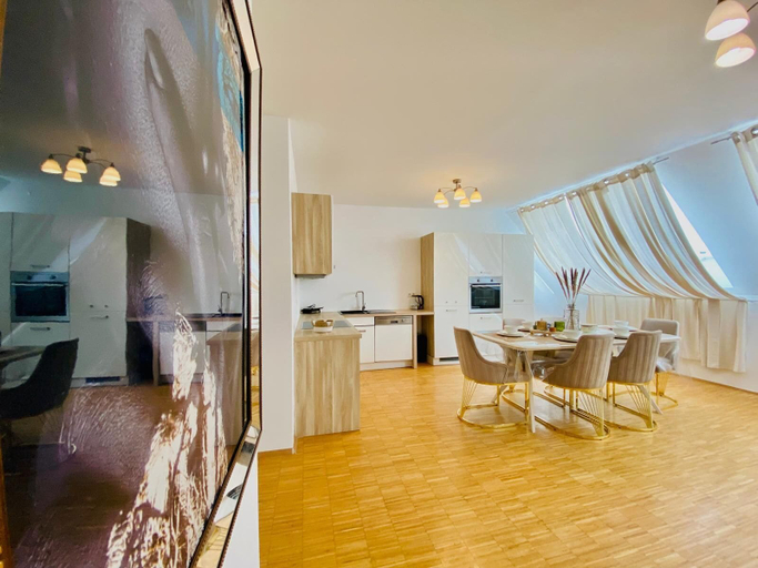 Living room 5, Comfy 3BR Apt With Living Room Balcony, Wien