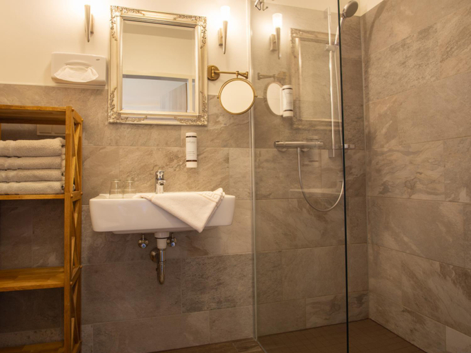 Bathroom 2, Hasseroder Burghotel, Harz