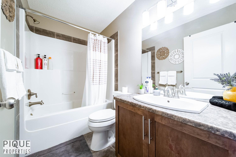 Bathroom, 4BDRM Desert Vibes - King Bed - Fire Table - BBQ - Garage, Division No. 11