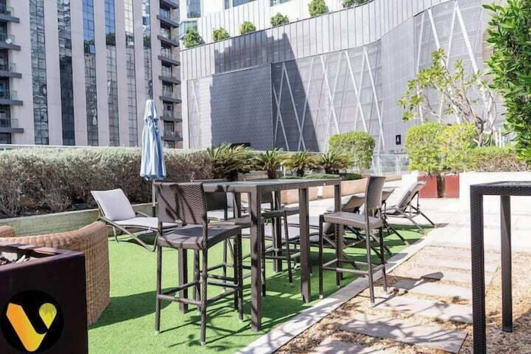 Pool 4, Vogue Stylish Apt Near Dubai Mall & Burj, Dubai