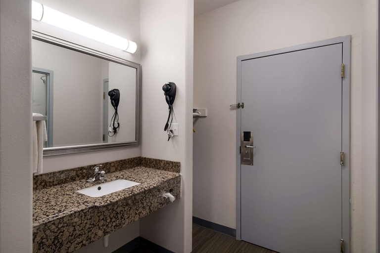 Bathroom 3, Quality Inn Columbia I-65, Maury