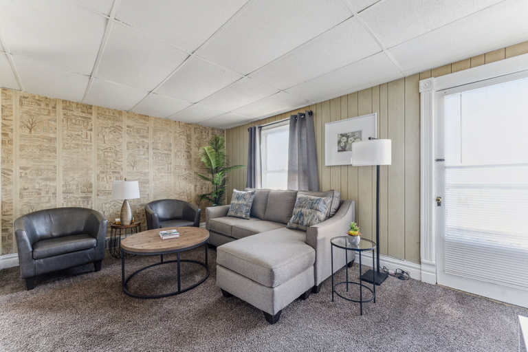 Living area 3, 2BR Near Niagara Falls Parking + WiFi, Niagara