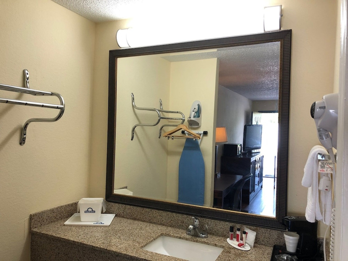 Bathroom, Days Inn By Wyndham King, Forsyth