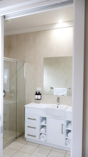 Bathroom 5, Renmark Holiday Apartments, Renmark Paringa - Renmark