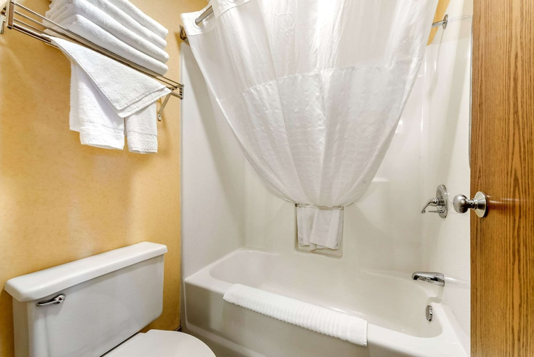 Bathroom 3, Quality Inn Pueblo North, Pueblo