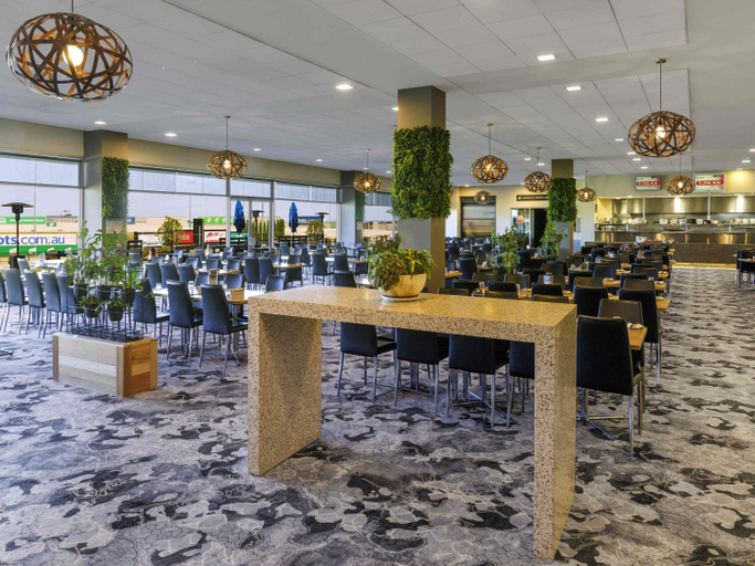 Food & Drinks 2, Mantra Melbourne Melton, Melton Bal