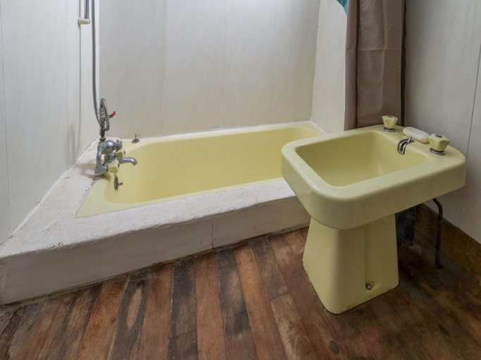 Bathroom 3, Traditional Holiday Home in Brinon sur Beuvron, Nièvre