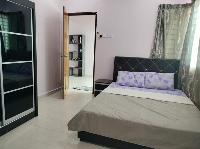 Bedroom 2, Purple TownHouse 3R2B Homestay Wifi, Sabak Bernam