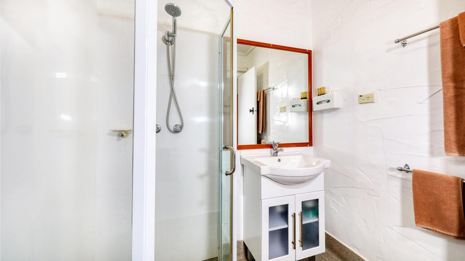 Bathroom 5, Espana Motel, Clarence Valley- Grafton