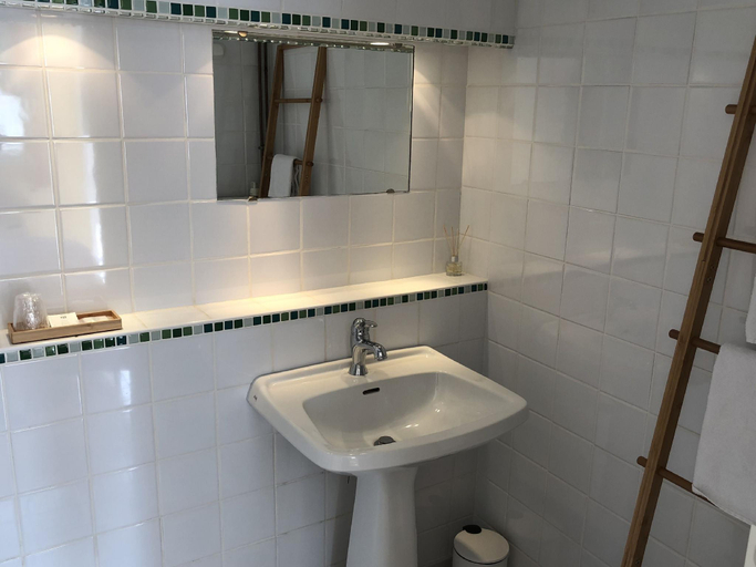 Bathroom 5, L'auberge fleurie, Somme