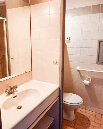 Bathroom 4, VVF Plaine d'Alsace Obernai Strasbourg, Bas-Rhin