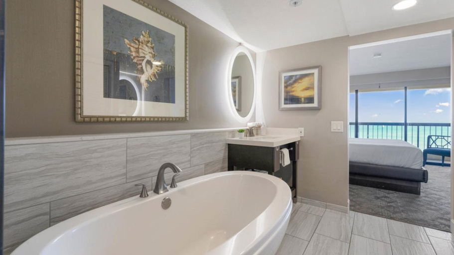 Bathroom 5, Waikiki Beach Tower, Honolulu