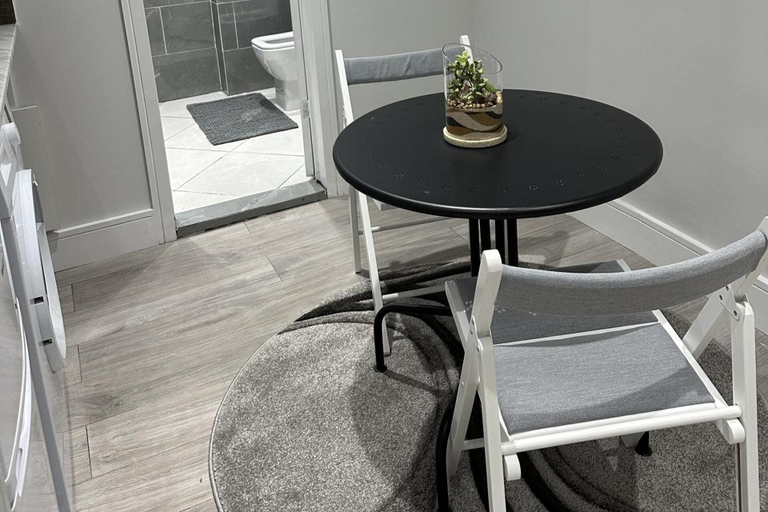 Dining 3, Studio - Sleeps 3 - Short Walk to King's Cross, London