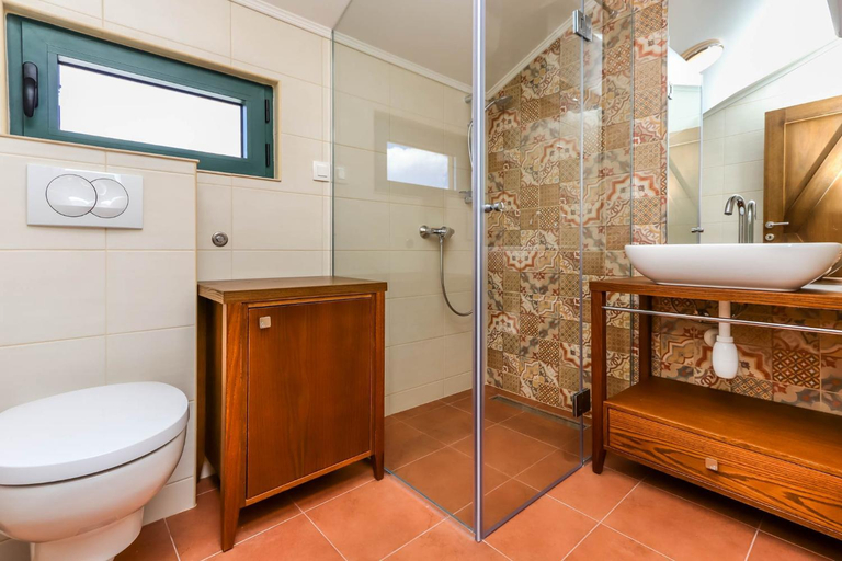 Bathroom 3, El Mar Apartments