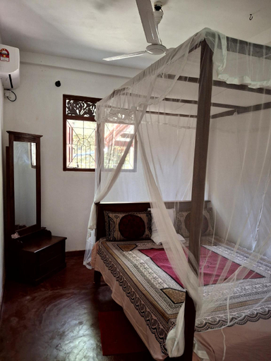 4, 2-Bedroom Villa with Free Parking on Premises., Weligama